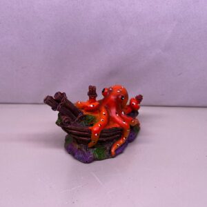 Adorno  barco atrapado por pulpo 11*7 cm