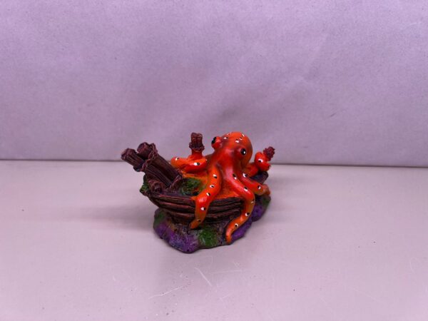 Adorno  barco atrapado por pulpo 11*7 cm