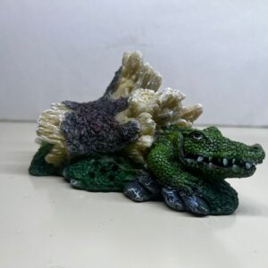 Cocodrilo dentro de tronco de resina con movimiento